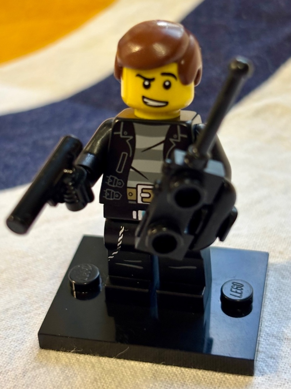 LEGO COLLECTIBLE MINIFIGURES "POLICE-ROBBER" COL275 with stand & accessories